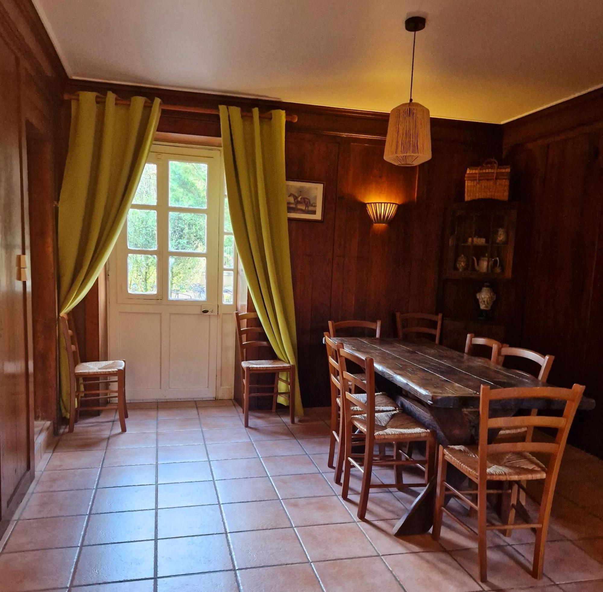 ホテル Le Pavillon De St Agnan Hautefort エクステリア 写真